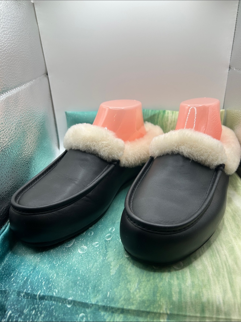 UGGS  Ainsley Women's Size 8 Black Leather Shearling-Lined Slip-On Mules New EC